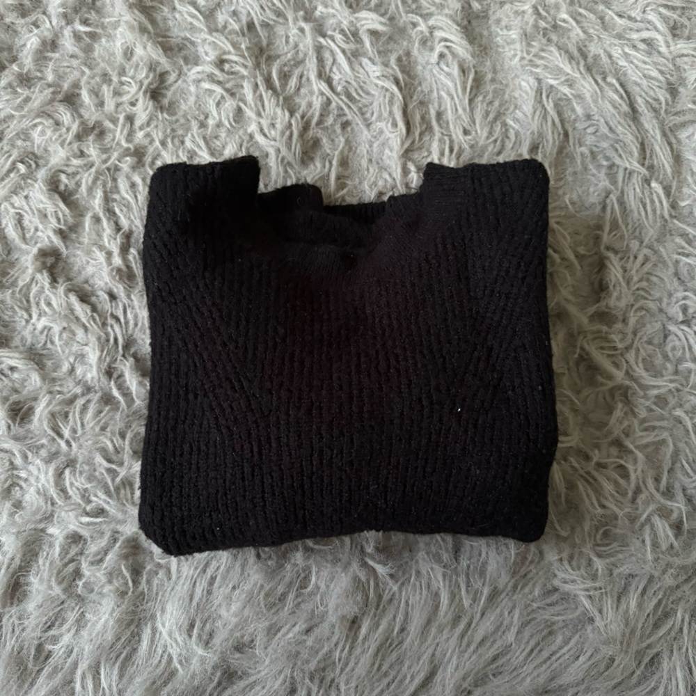 Black leg of mutton sleeve sweater